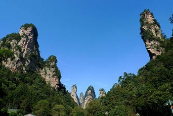 張家界國家森林公園、黃龍洞、天門山、鳳凰古城純玩五日游